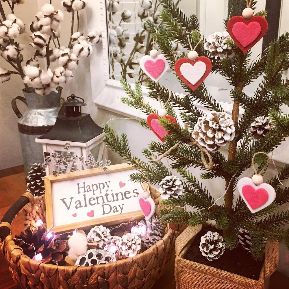 In 3 #ValentinesDay #DIYValentinesDayTree #HomeDecor #ValentineDecorIdeas 