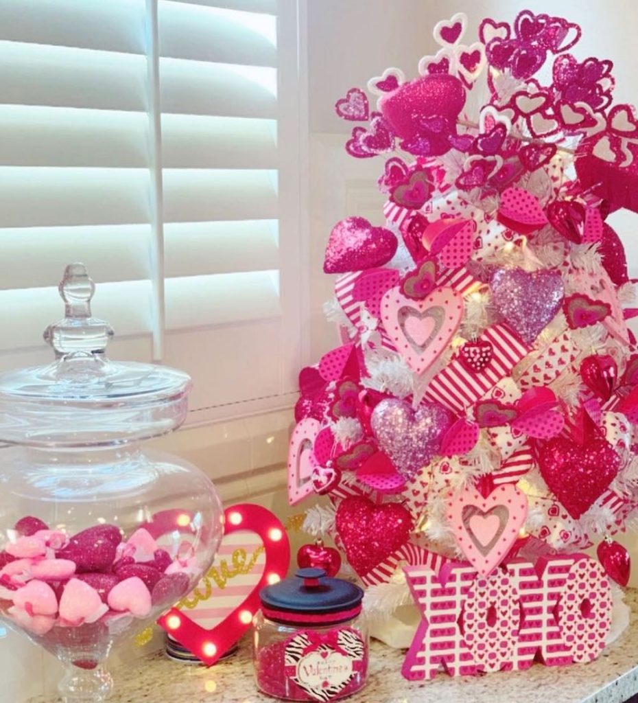 DIY Valentines Day Trees In 4 #ValentinesDay #DIYValentinesDayTree #HomeDecor #ValentineDecorIdeas 