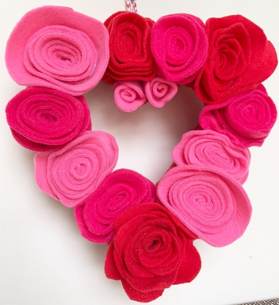 DIY Valentines Day Wreaths In 5 #ValentinesDay #DIYValentinesDayWreaths #HomeDecor #ValentineDecorIdeas 
