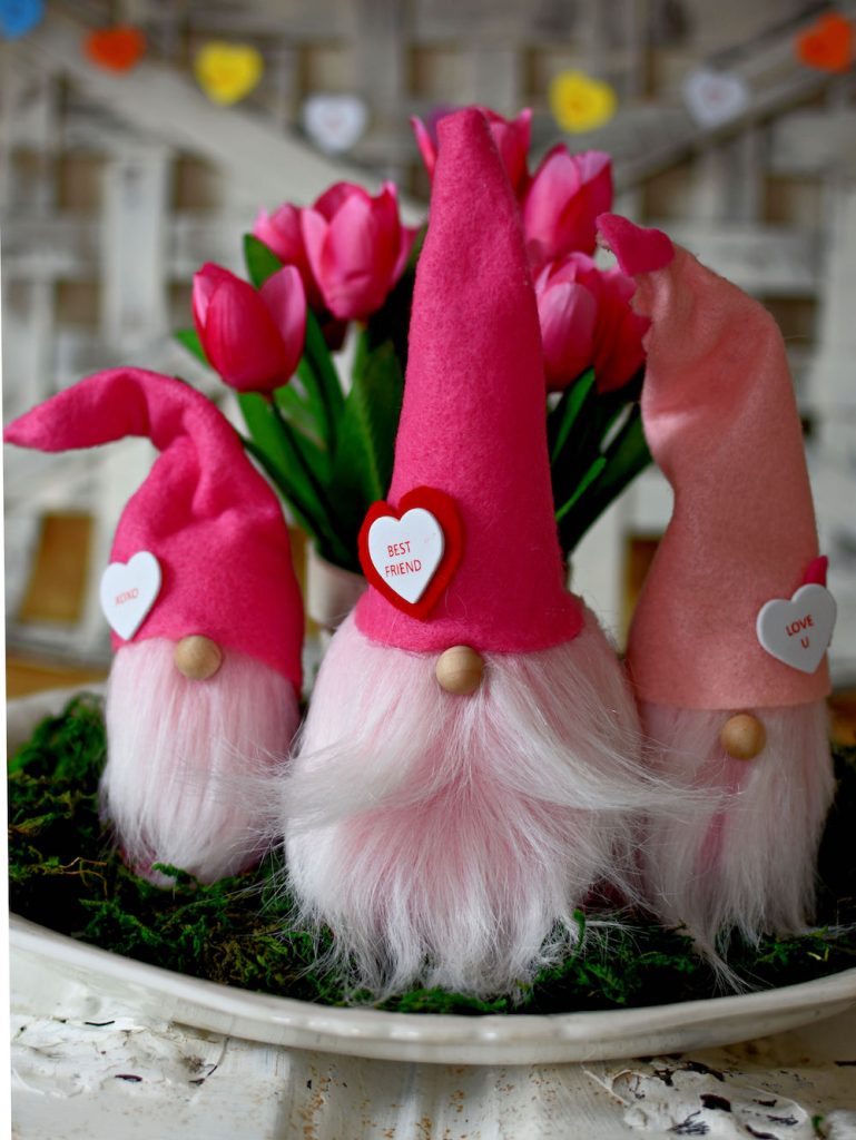 DIY Valentines Day Decor In 5 #ValentinesDay #DIYValentinesDecor #HomeDecor #ValentineDecorIdeas 