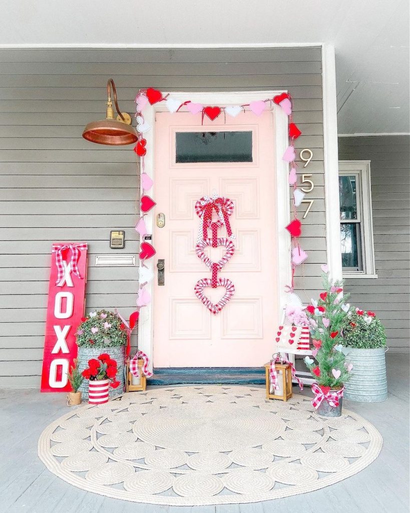 Valentine Porch Decor Ideas In 5 #ValentinesDay #ValentineFrontPorch #HomeDecor #ValentineDecorIdeas 