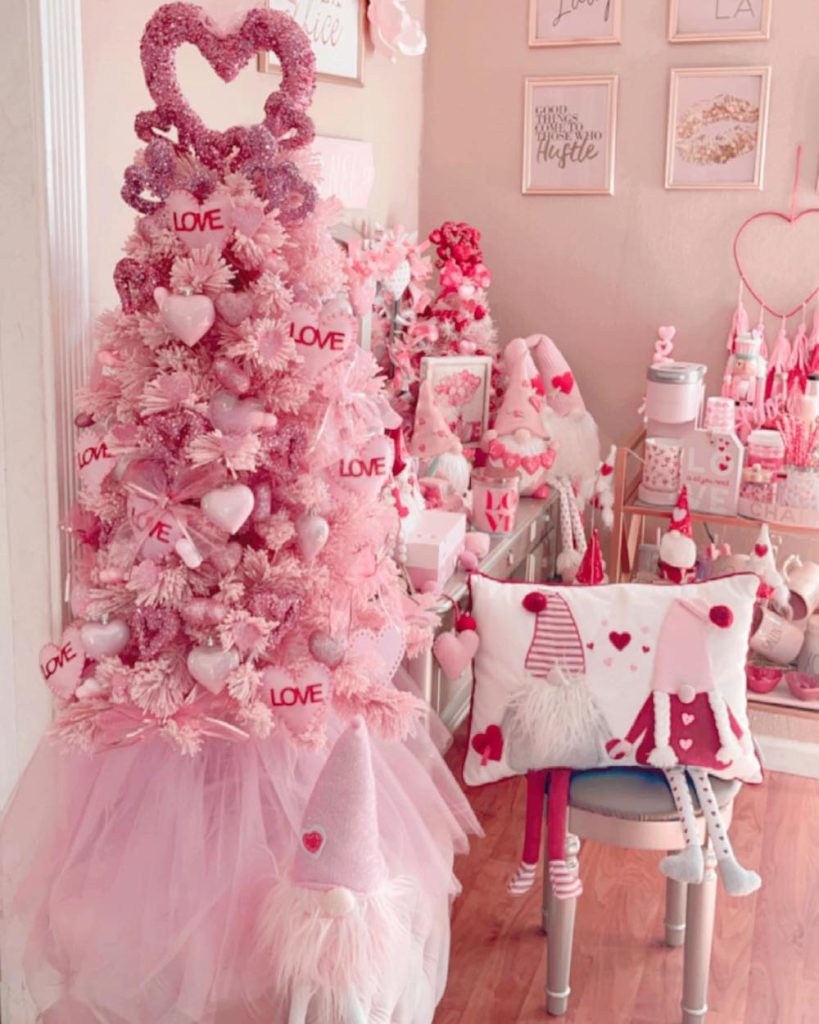 DIY Valentines Day Trees In 7 #ValentinesDay #DIYValentinesDayTree #HomeDecor #ValentineDecorIdeas 