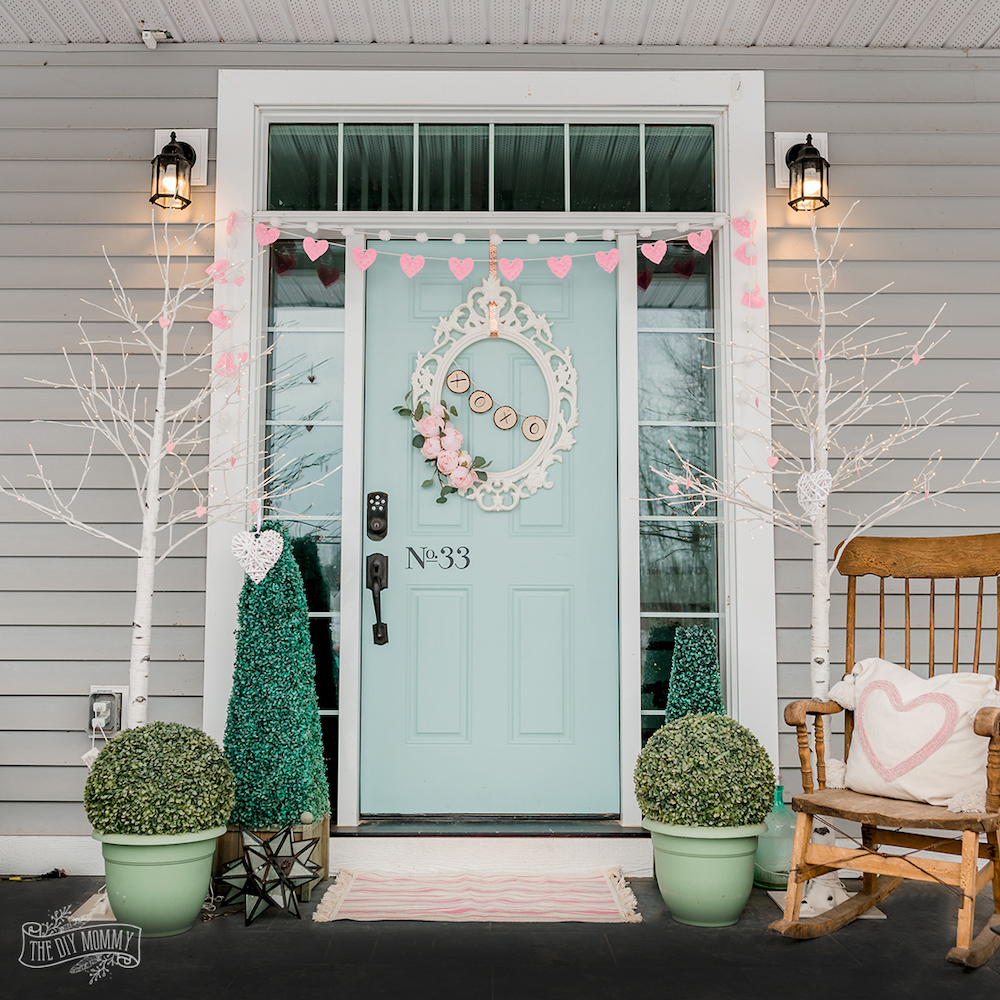 In 7 #ValentinesDay #ValentineFrontPorch #HomeDecor #ValentineDecorIdeas 