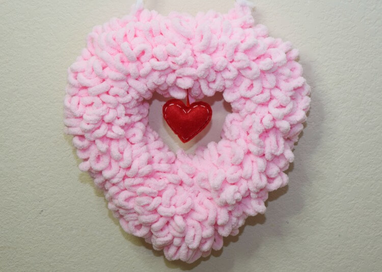 In 8 #ValentinesDay #DIYValentinesDayWreaths #HomeDecor #ValentineDecorIdeas 