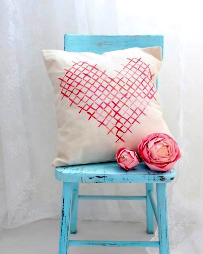 In 8 #ValentinesDay#ValentineVignette #HomeDecor #ValentineDecorIdeas 