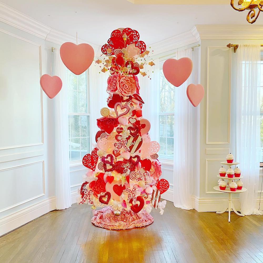 In 8 #ValentinesDay #DIYValentinesDayTree #HomeDecor #ValentineDecorIdeas 