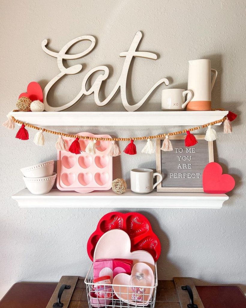 In 8 #ValentinesDay #ValentinesGarland #HomeDecor #ValentineDecorIdeas 