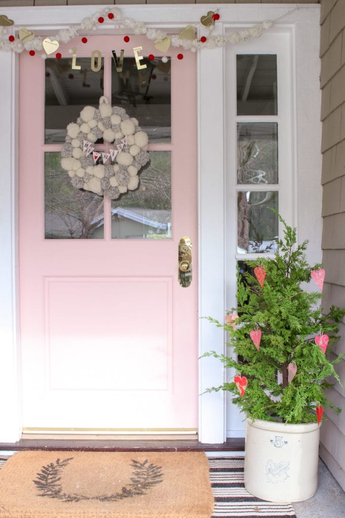 Valentine Porch Decor Ideas In 9 #ValentinesDay #ValentineFrontPorch #HomeDecor #ValentineDecorIdeas 