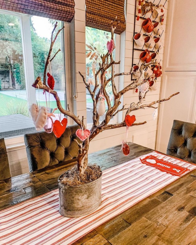 DIY Valentines Day Trees In 9 #ValentinesDay #DIYValentinesDayTree #HomeDecor #ValentineDecorIdeas 