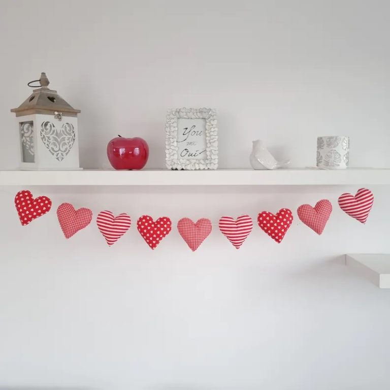 11 Cutest Valentines Day Garlands to Celebrate the Season