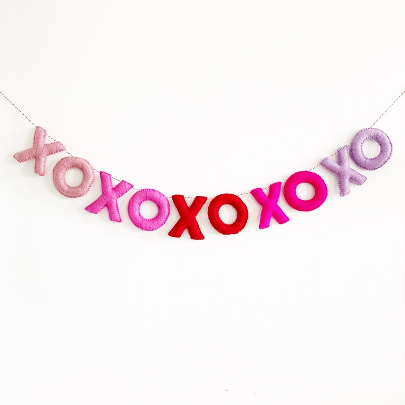 Xo Felt Banner #ValentinesDay #ValentinesGarland #HomeDecor #ValentineDecorIdeas 