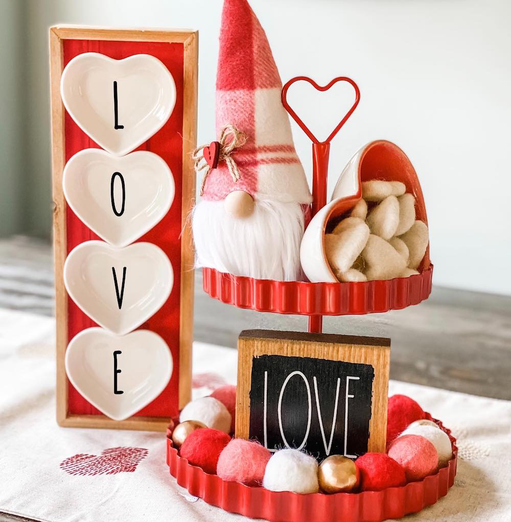 Valentine Table Centerpiece Ideas In 3 #ValentinesDay #Centerpiece #ValentineTableCenterpiece #HomeDecor #ValentineDecorIdeas 