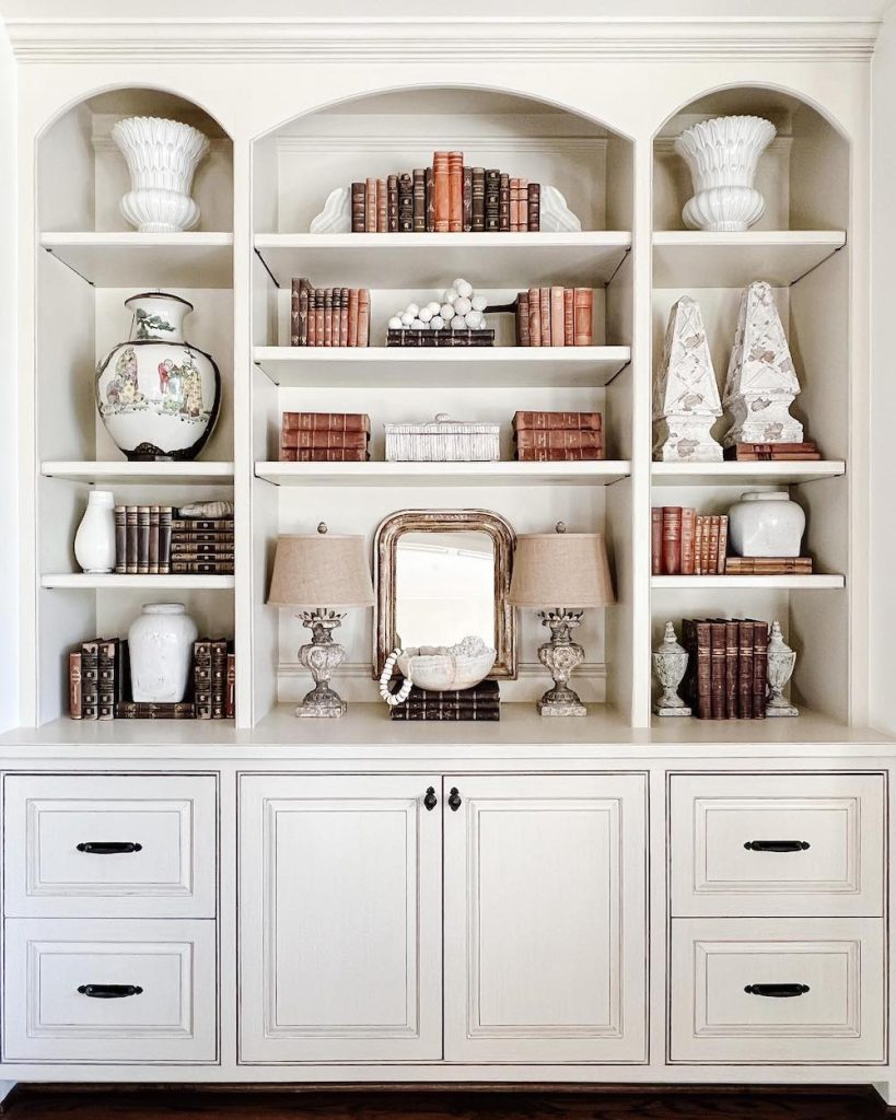 Styling Bookcases Guide In 2 1 #Coastal #Bookcases #Bookshelves #StylingBookshelves #HomeDecor #CoastalHomeDecor 