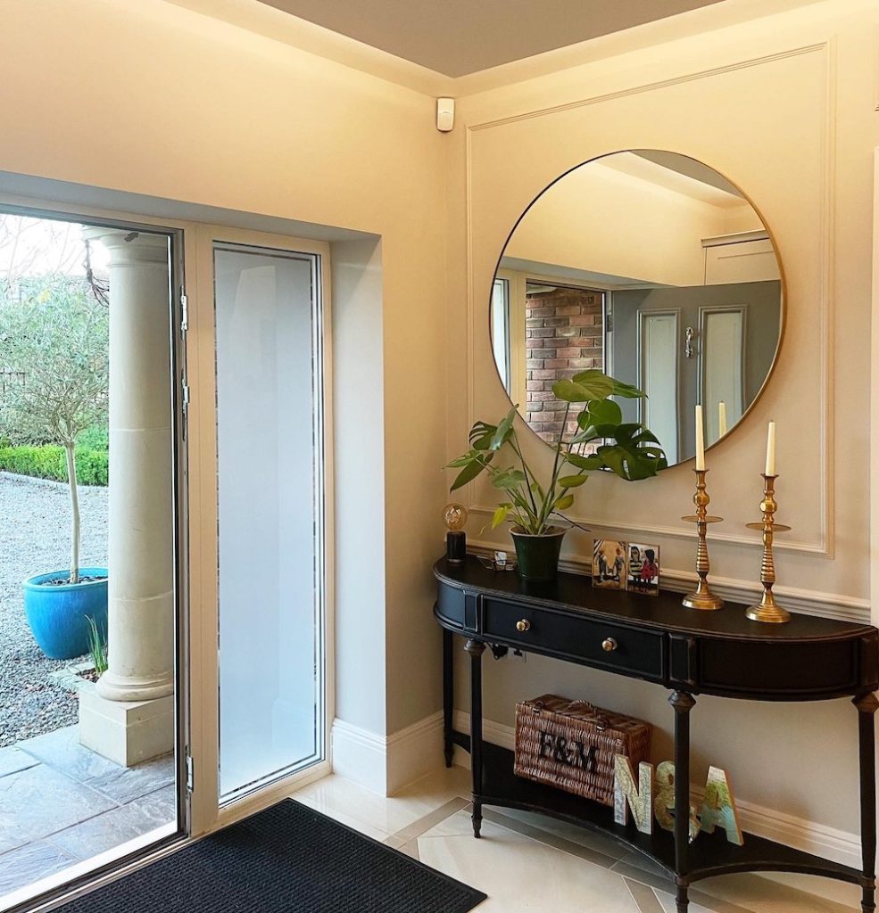 In 1 #Mirrors #RoundMirrors #GoldMirrors #Foyer #ConsoleTable #StylingTips #HomeDecor