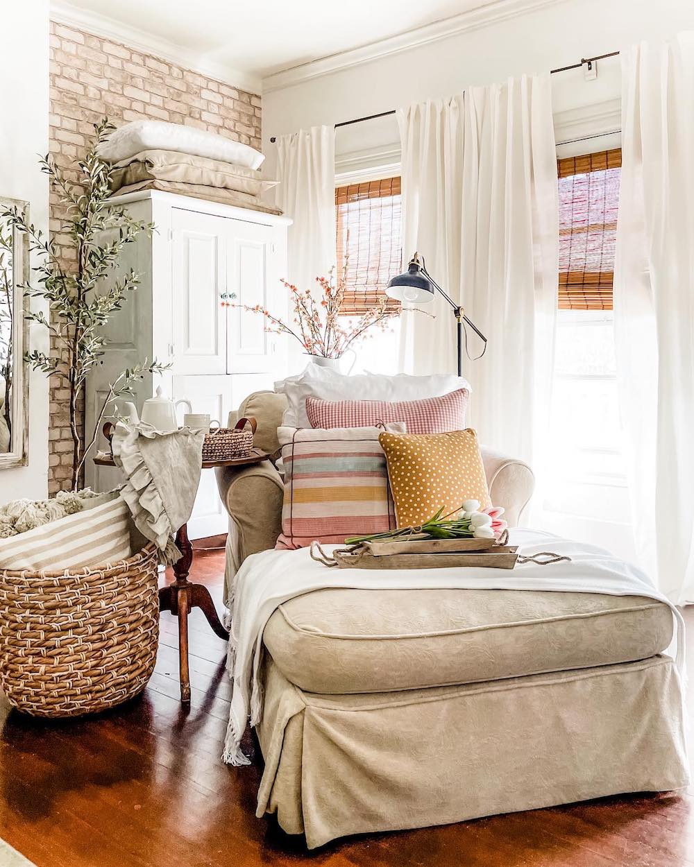 16 Chaise Lounge Decor Ideas for Relaxing