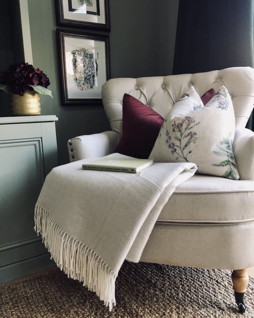 tufted living room chairs