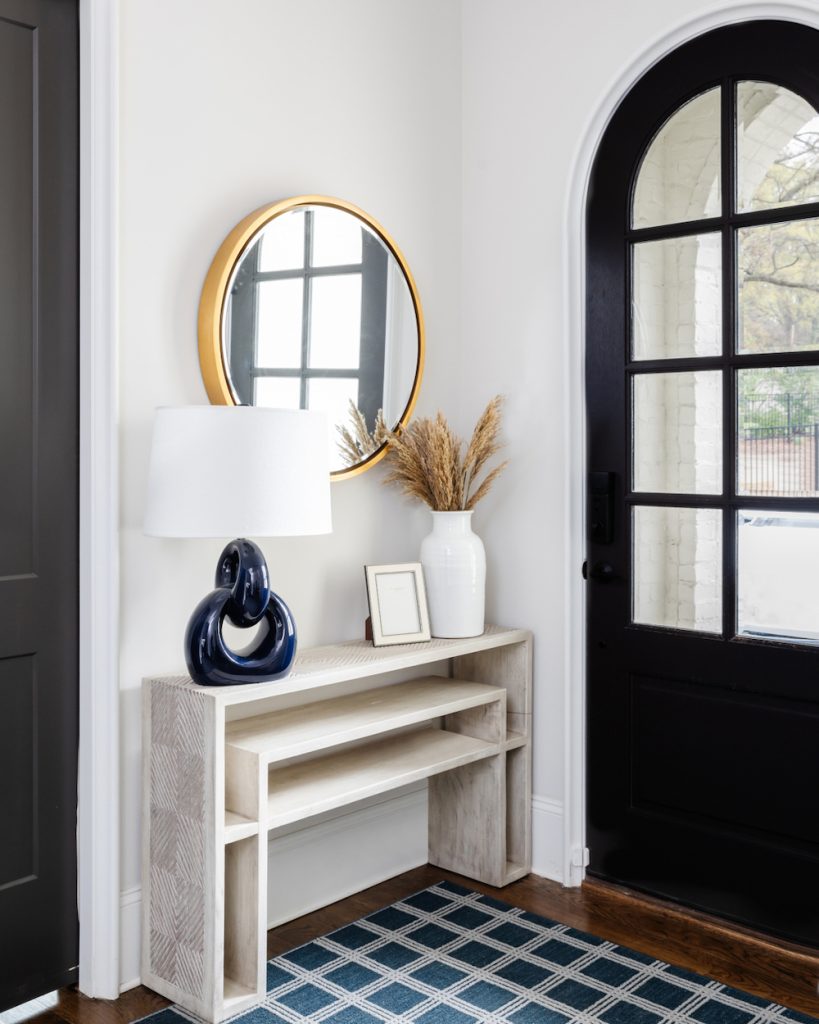 Neutral Entryway Decor Ideas In 15 #Entryways #ConsoleTables #NeutralEntryways #NeutralInteriors #HomeDecor  