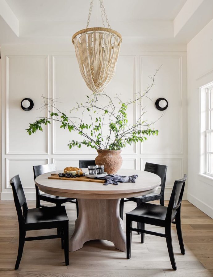 12 Round Pedestal Dining Tables for Neutral Interiors