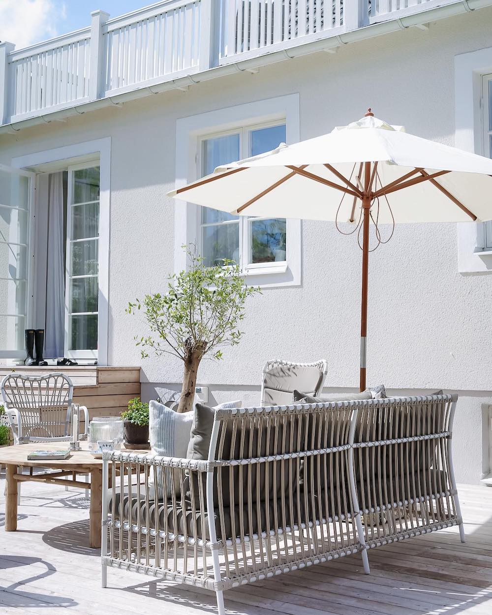 12 White Wicker Sofa Ideas for Creating a Calming and Serene Space