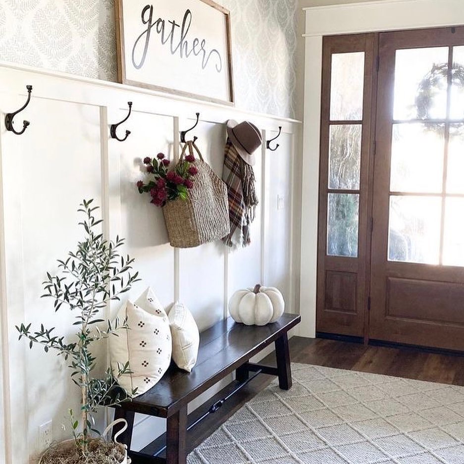 In 1 #FallEntryway #FallFarmhouseEntryway #FallFarmhouse