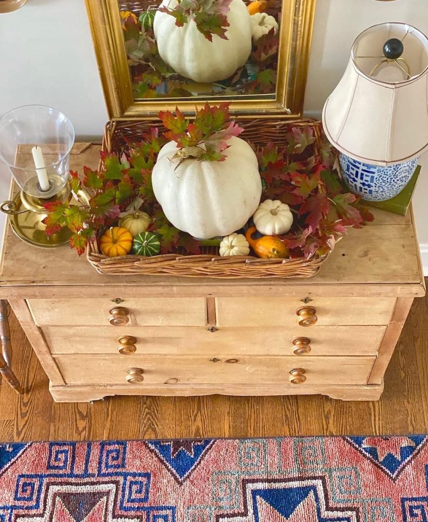 In 10 #FallEntryway #FallFarmhouseEntryway #FallFarmhouse