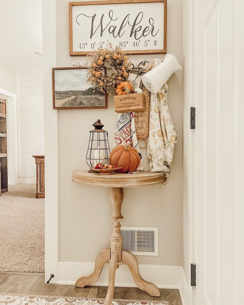 In 13 #FallEntryway #FallFarmhouseEntryway #FallFarmhouse