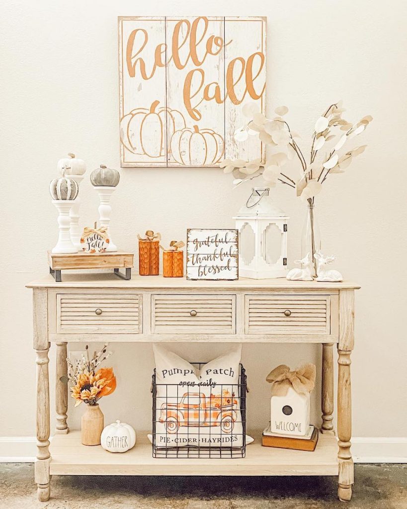 In 17 #FallEntryway #FallFarmhouseEntryway #FallFarmhouse