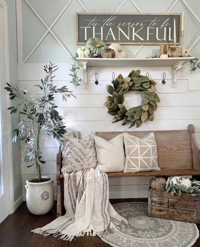 In 20 #FallEntryway #FallFarmhouseEntryway #FallFarmhouse