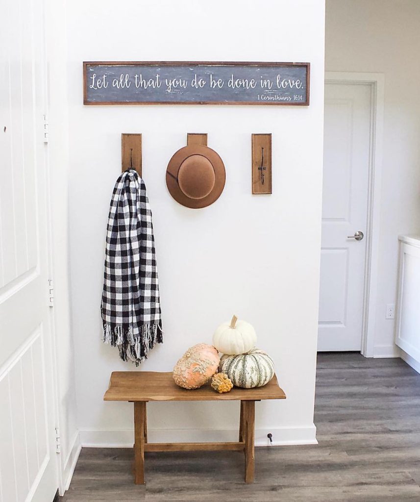 In 21 #FallEntryway #FallFarmhouseEntryway #FallFarmhouse