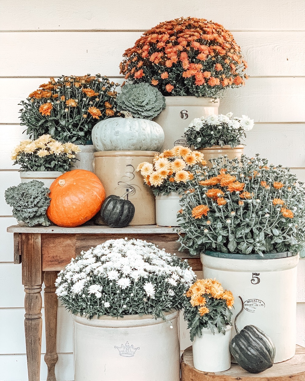 Fall Porch Design Ideas In 21 #FallDecor #FallFrontPorch #FallPorchIdeas