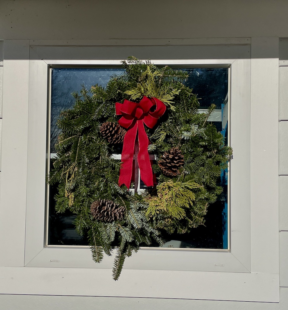 Exterior Window Decor #Christmas #PineandPampasWreath #ChristmasWreath #NeutralChristmasStyling 