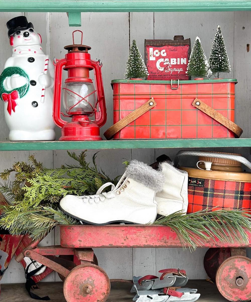 Vintage Christmas Vignettes In 1 #VintageChristmas #ChristmasVignette #VintageChristmasVignette #VintageChristmasStyling 