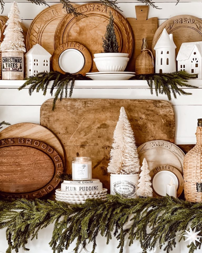 12 Neutral Vintage Christmas Vignette