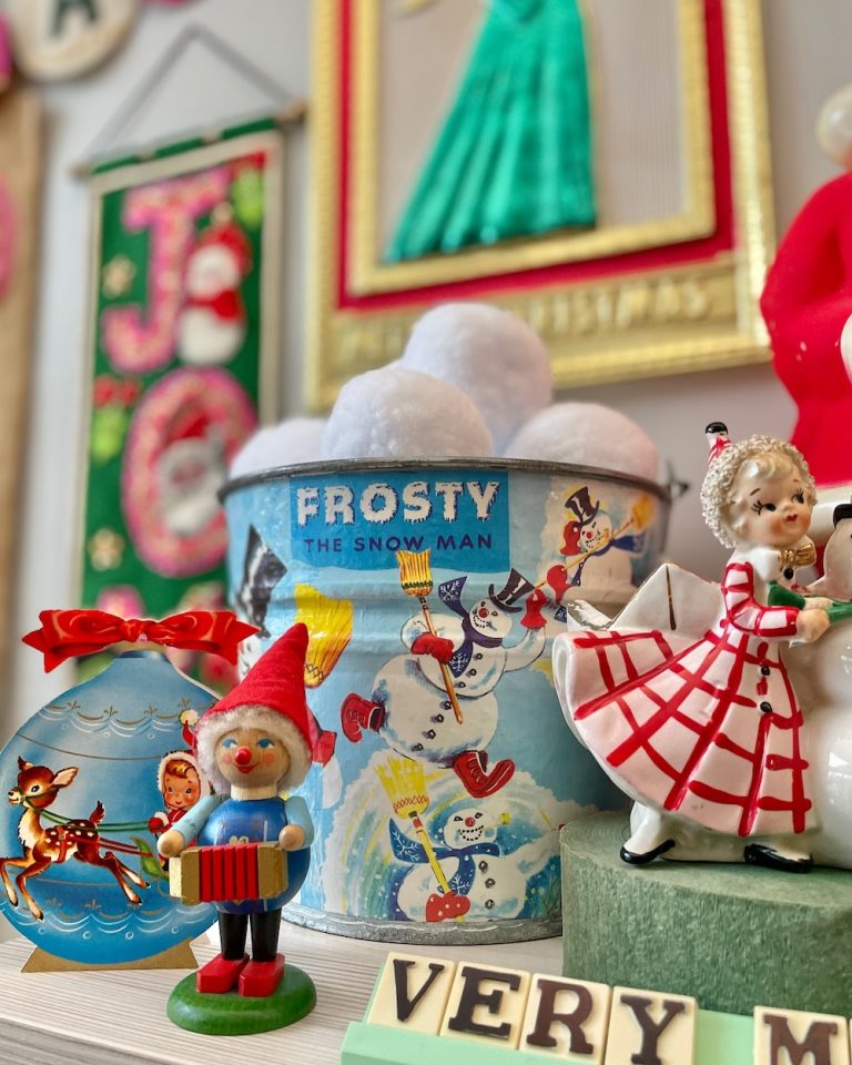 14 Vintage Christmas Vignettes to Style this Christmas Season