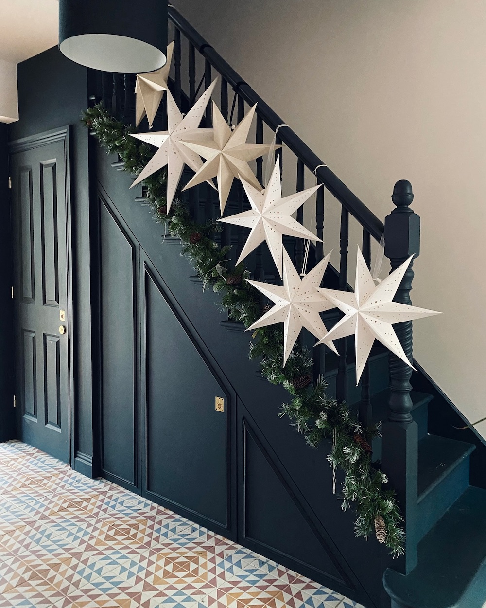 In 10 #Christmas #ChristmasStairway # #ChristmasStairwayDecorIdeas 