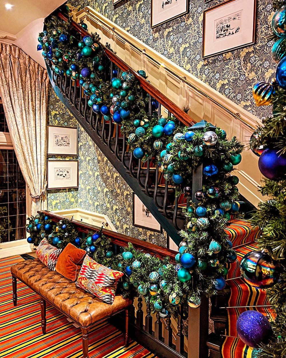 Christmas Stairway Decor Ideas In 11 #Christmas #ChristmasStairway # #ChristmasStairwayDecorIdeas 