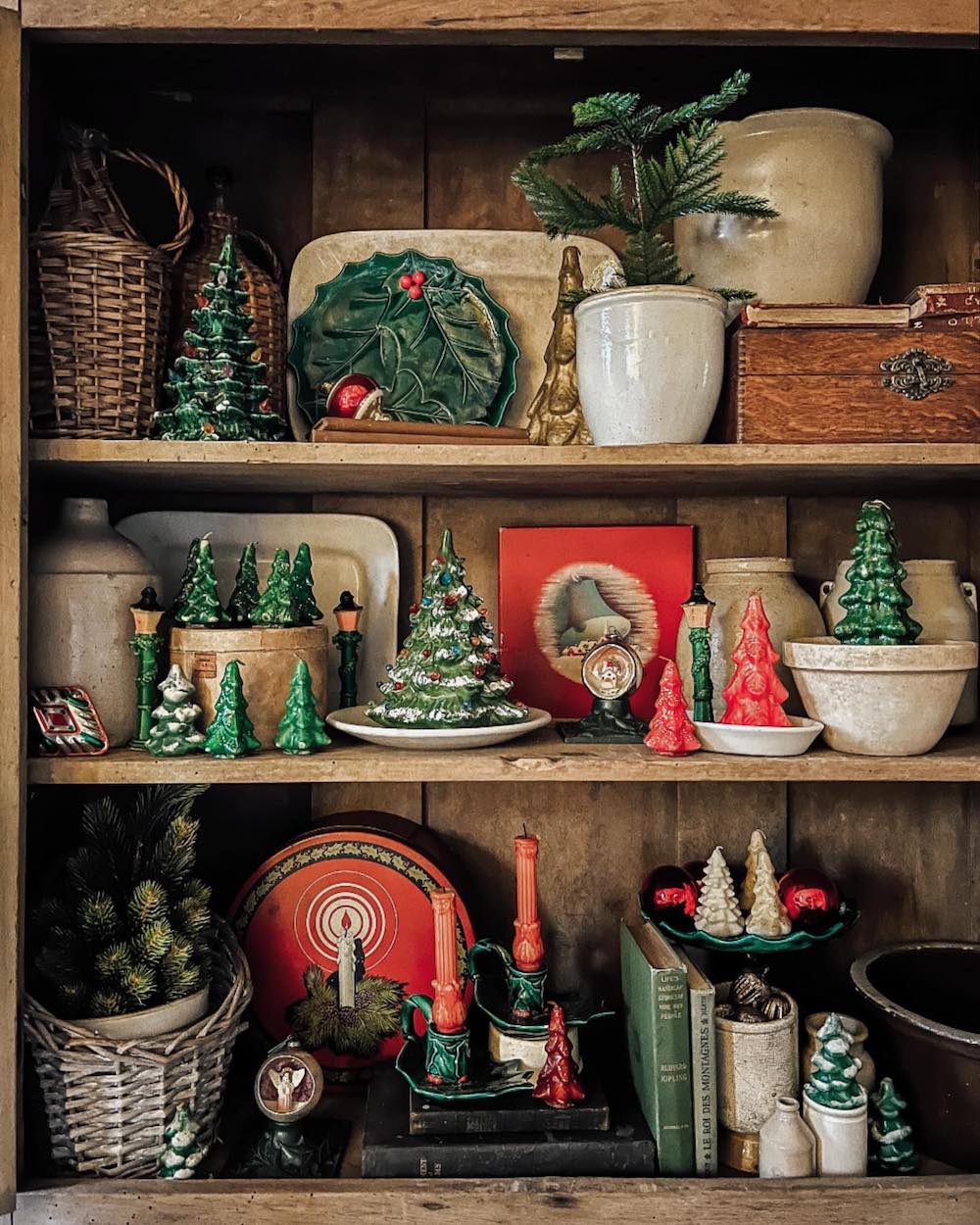 In 11 #VintageChristmas #ChristmasVignette #VintageChristmasVignette #VintageChristmasStyling 