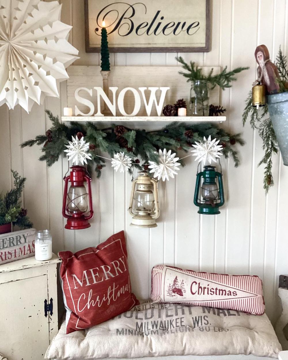 In 12 #VintageChristmas #ChristmasVignette #VintageChristmasVignette #VintageChristmasStyling 