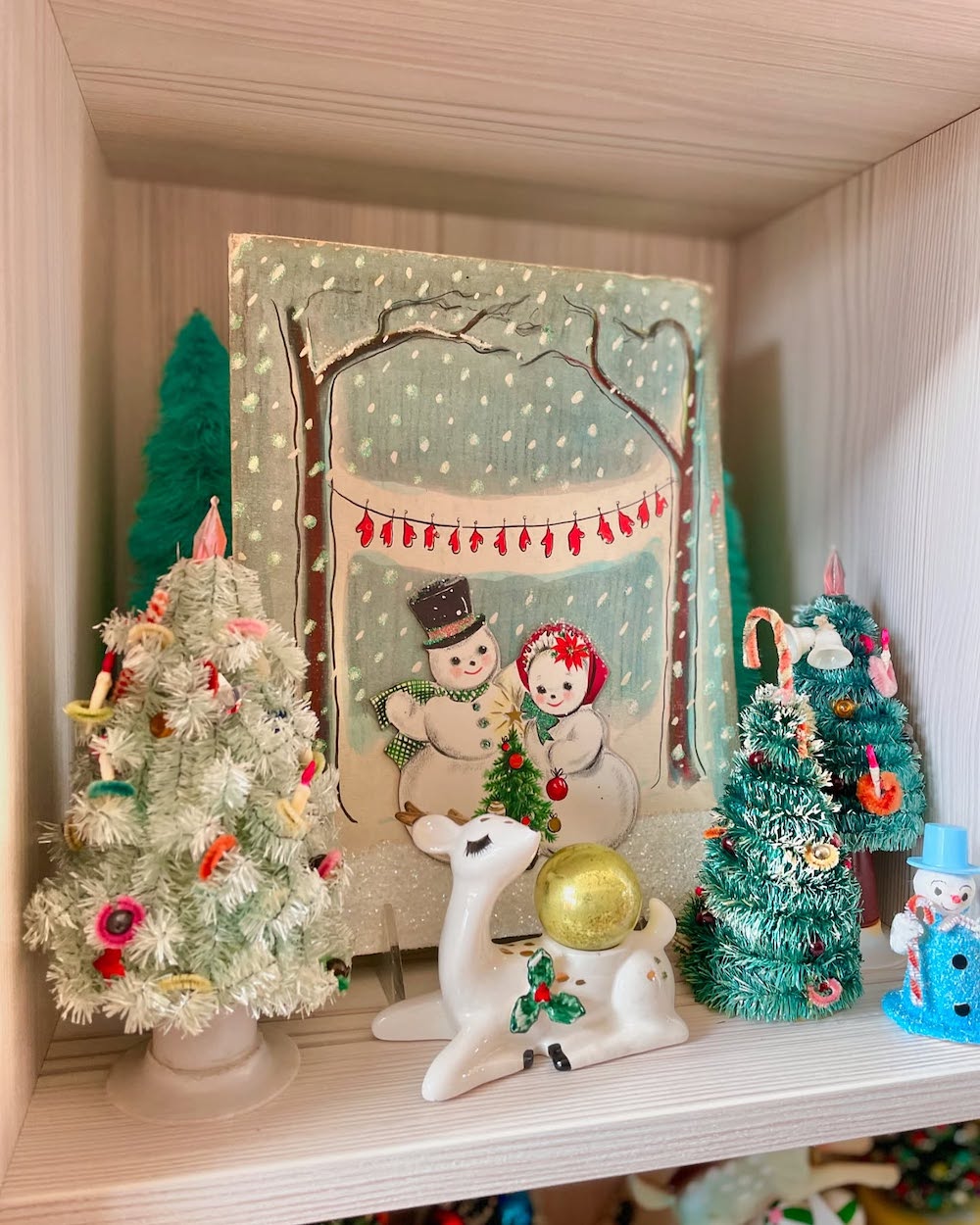 In 13 #VintageChristmas #ChristmasVignette #VintageChristmasVignette #VintageChristmasStyling 