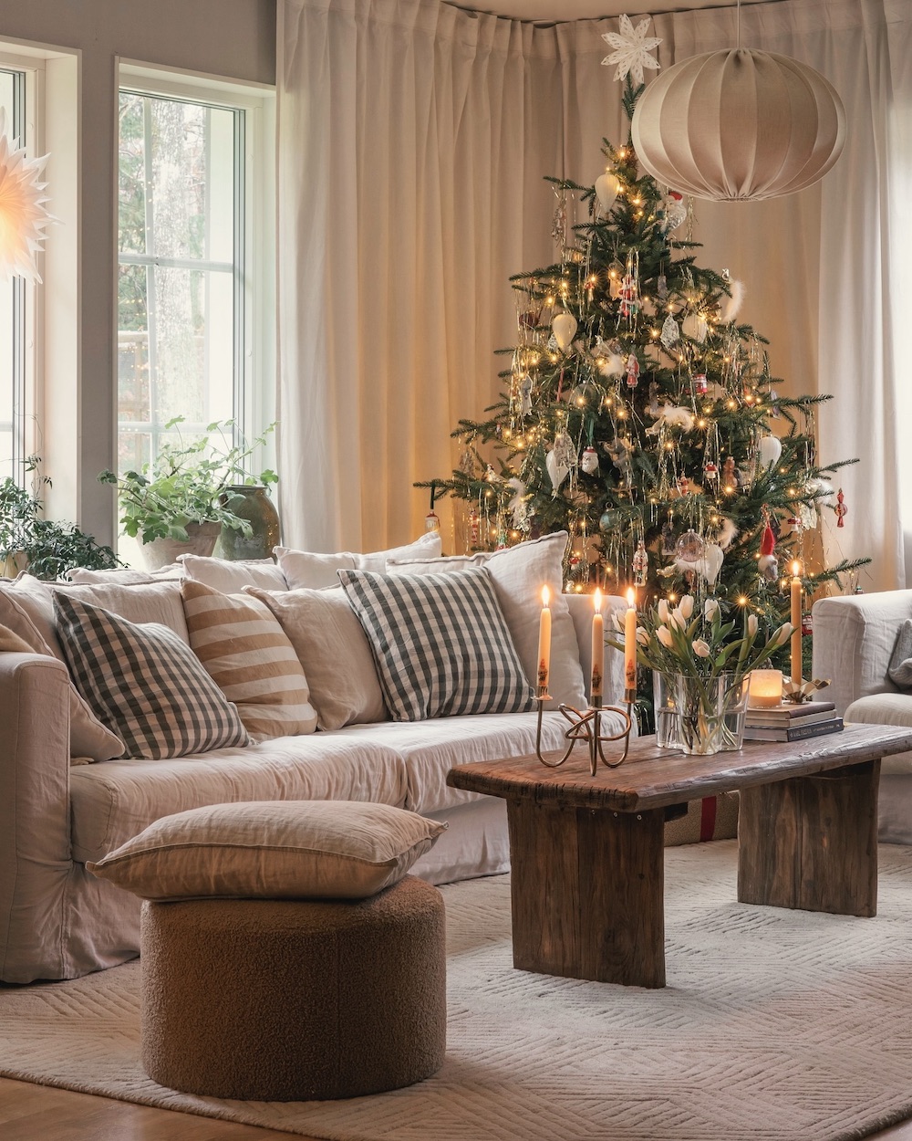 In 14 #Christmas #ScandiChristmas #NeutralLivingRooms #ScandiChristmasStyling 