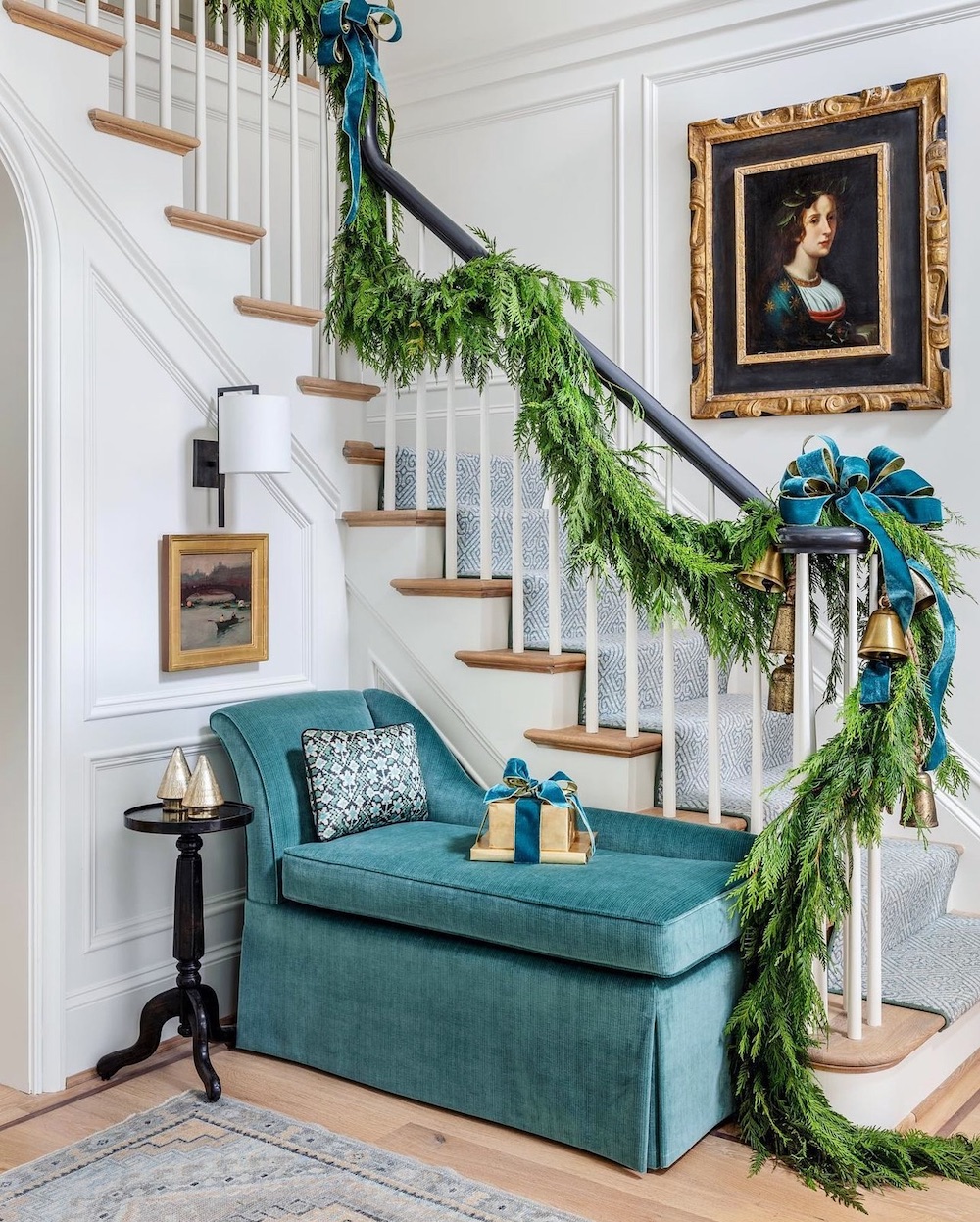 Christmas Stairway Decor Ideas In 16 #Christmas #ChristmasStairway # #ChristmasStairwayDecorIdeas 