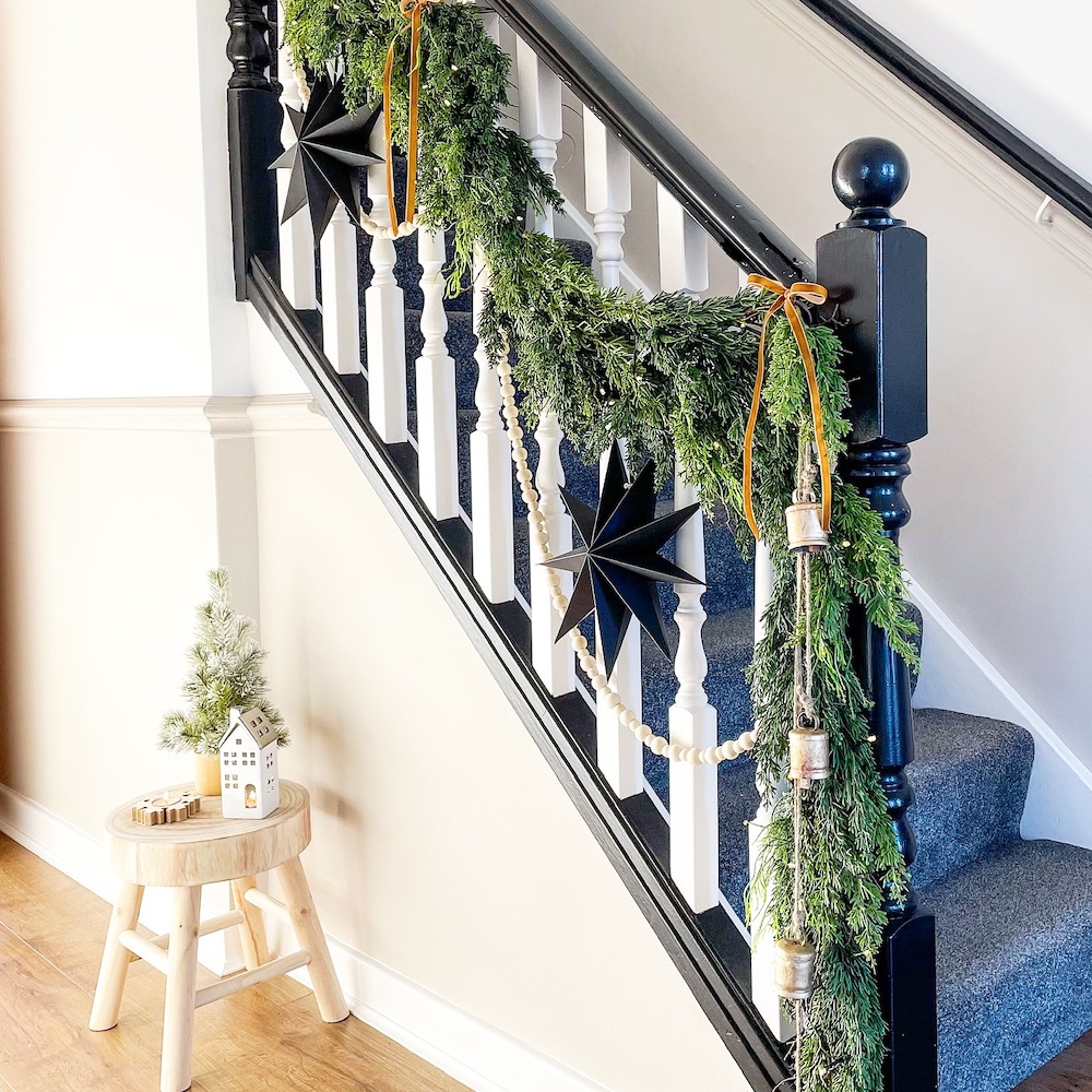 Christmas Stairway Decor Ideas In 17 #Christmas #ChristmasStairway # #ChristmasStairwayDecorIdeas 