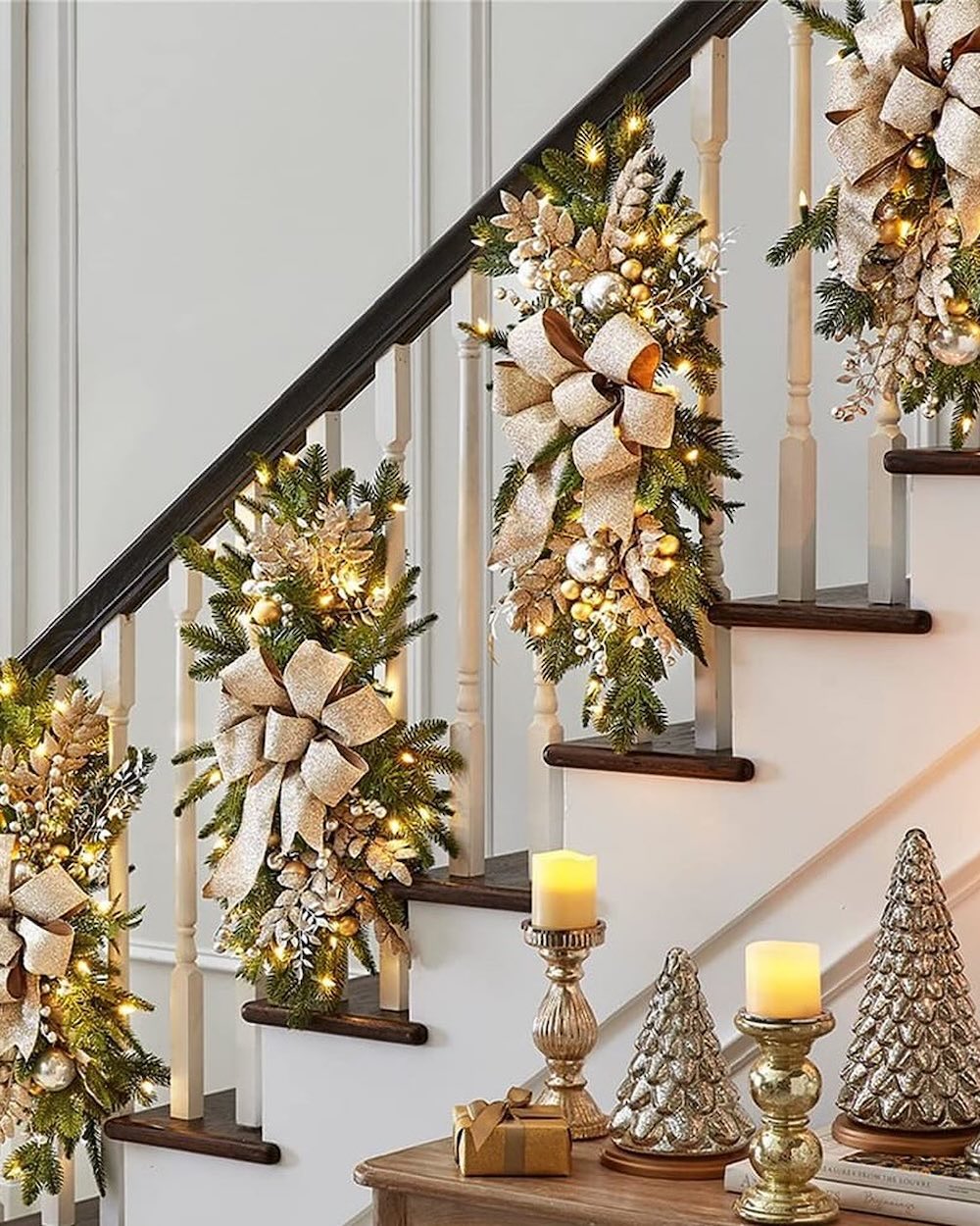 Christmas Stairway Decor Ideas In 18 #Christmas #ChristmasStairway # #ChristmasStairwayDecorIdeas 