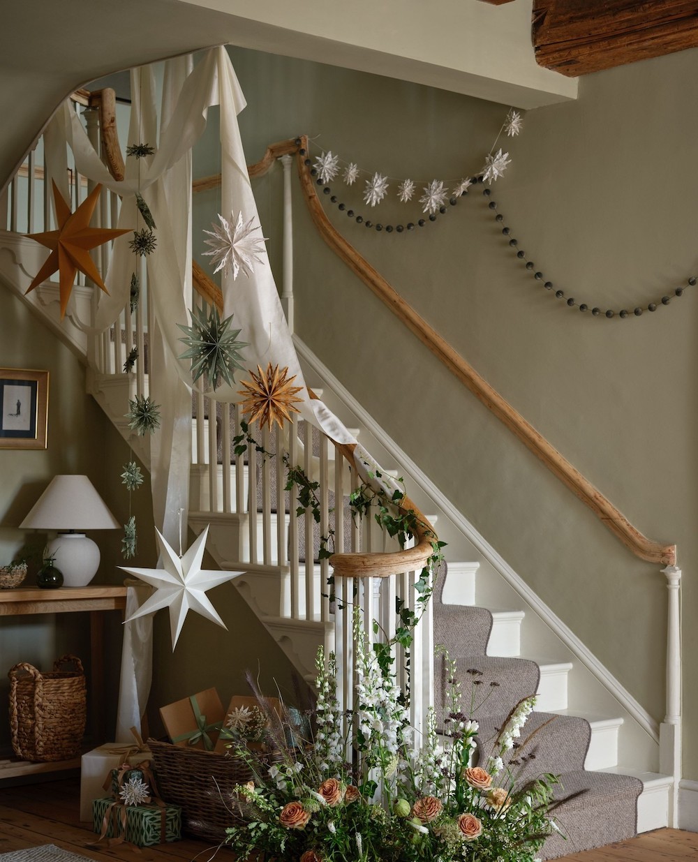 Christmas Stairway Decor Ideas In 19 #Christmas #ChristmasStairway # #ChristmasStairwayDecorIdeas 