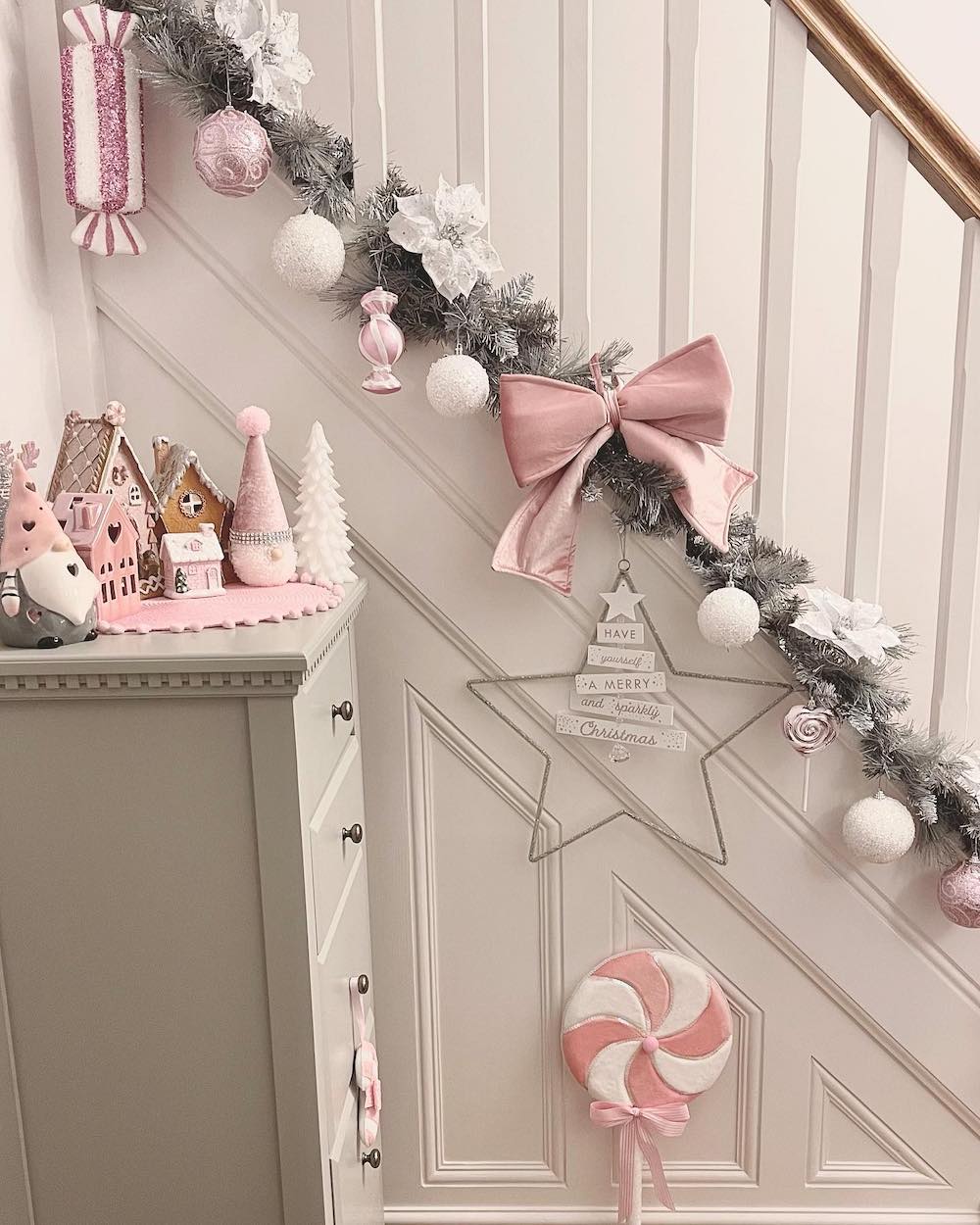 Christmas Stairway Decor Ideas In 20 #Christmas #ChristmasStairway # #ChristmasStairwayDecorIdeas 