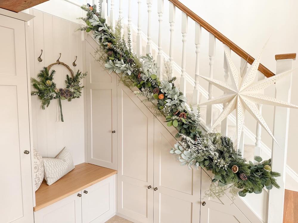 In 21 #Christmas #ChristmasStairway # #ChristmasStairwayDecorIdeas 