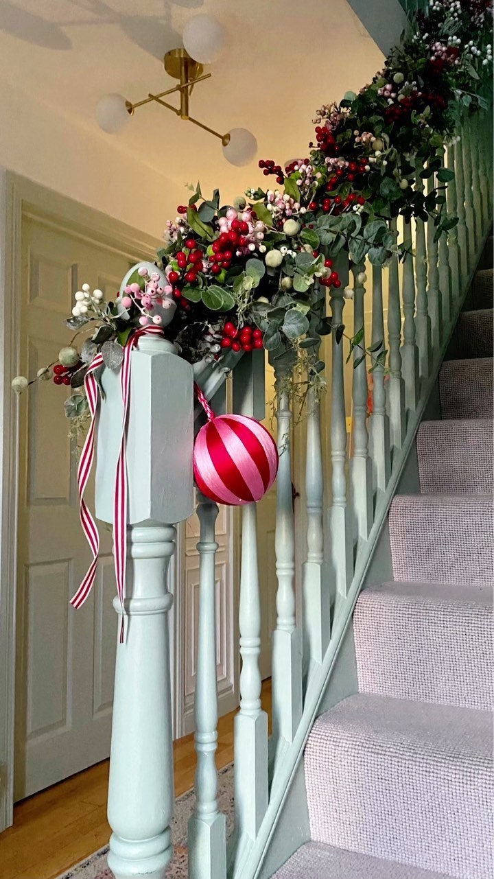 Christmas Stairway Decor Ideas In 22 #Christmas #ChristmasStairway # #ChristmasStairwayDecorIdeas 