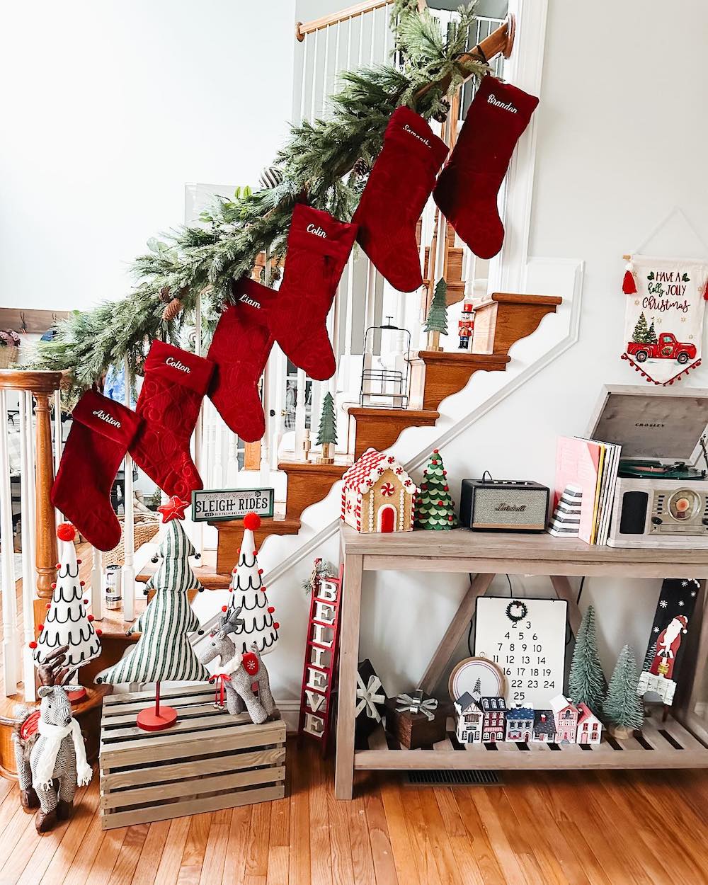 In 25 #Christmas #ChristmasStairway # #ChristmasStairwayDecorIdeas 