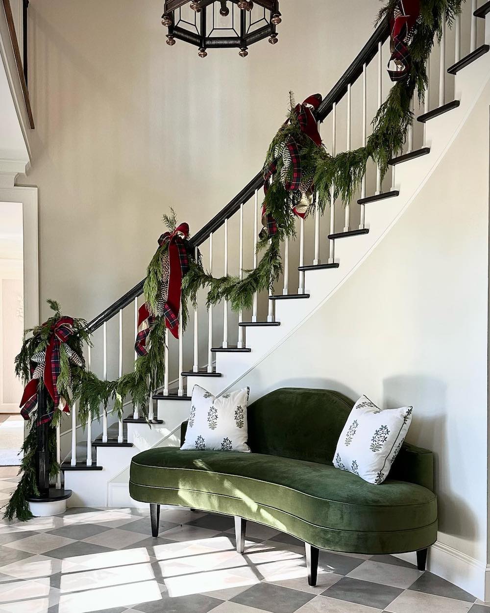 In 4 #Christmas #ChristmasStairway # #ChristmasStairwayDecorIdeas 