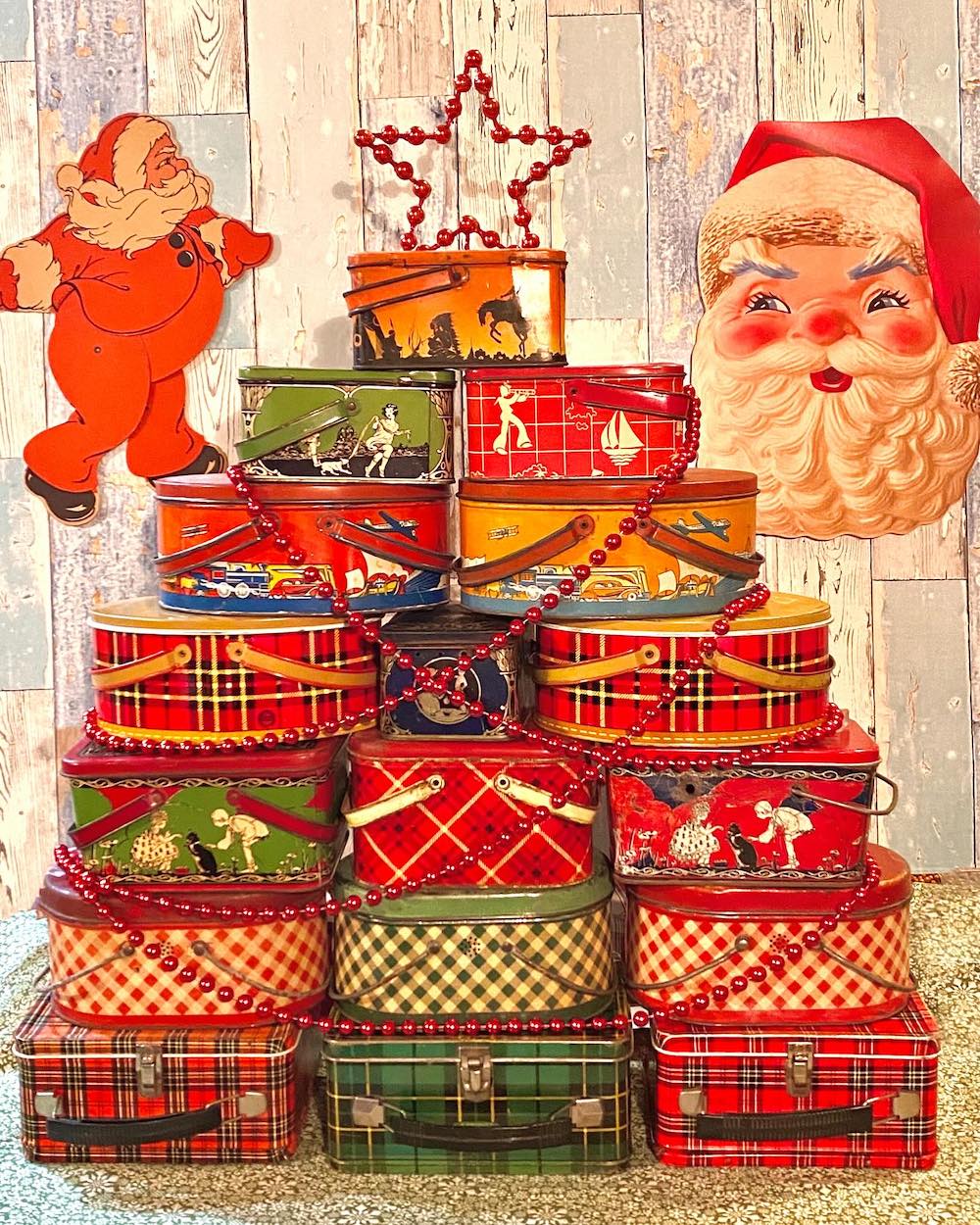 Vintage Christmas Vignettes In 4 #VintageChristmas #ChristmasVignette #VintageChristmasVignette #VintageChristmasStyling 